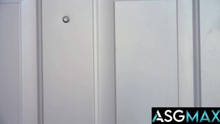 Muscle hunk & stud get down and dirty in raw bareback fuck with deepthroating, rimming & deepthroat action