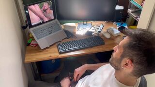 Amateur pornstar Lanutriaxxx masturbates in front of Manuel Keny and Juanfroe in a bareback threesome