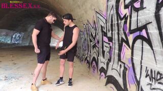 Magic Javi & Kevinlauren give a straight guy a wild public handjob & handjob in return - 3 image