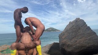 Renato Carioca Rj gives a public BJ to a hot pornstar while on the beach - 13 image