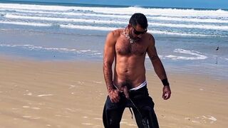Watch Kinholiver & DropboyFloripa devour surfer's brains on Florianopolis beach - 1 image