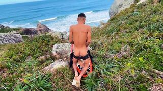 Watch Kinholiver & DropboyFloripa devour surfer's brains on Florianopolis beach - 11 image