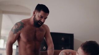 Muscular daddy shows his twink how to do it bareback